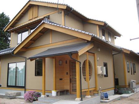 明るい化粧柱のデザイン和風住宅