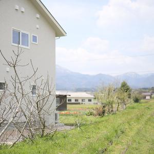 線路の見える自然景色とナチュラル空間