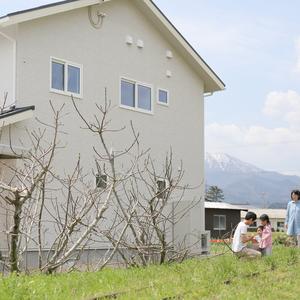 線路の見える自然景色とナチュラル空間