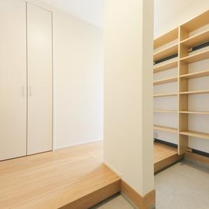 モダンな外観×白を基調とした内観が素敵な家
