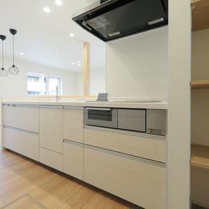 モダンな外観×白を基調とした内観が素敵な家