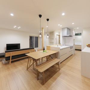 モダンな外観×白を基調とした内観が素敵な家