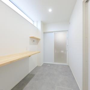モダンな外観×白を基調とした内観が素敵な家