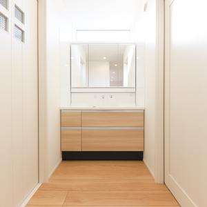 モダンな外観×白を基調とした内観が素敵な家