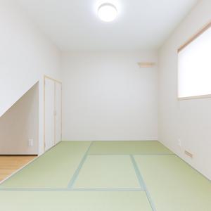 光と木に満たされる、くつろぎの住空間