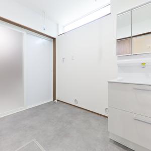 光と木に満たされる、くつろぎの住空間
