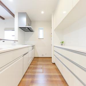 光と木に満たされる、くつろぎの住空間
