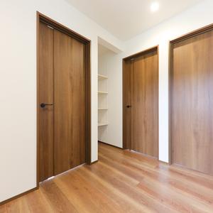 光と木に満たされる、くつろぎの住空間