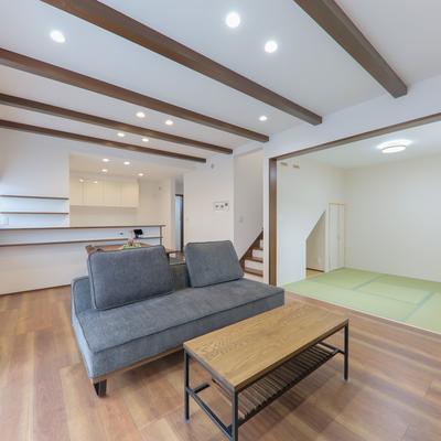 光と木に満たされる、くつろぎの住空間