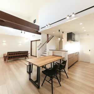 ヴィンテージモダンが息づく、上質であたたかな住まい